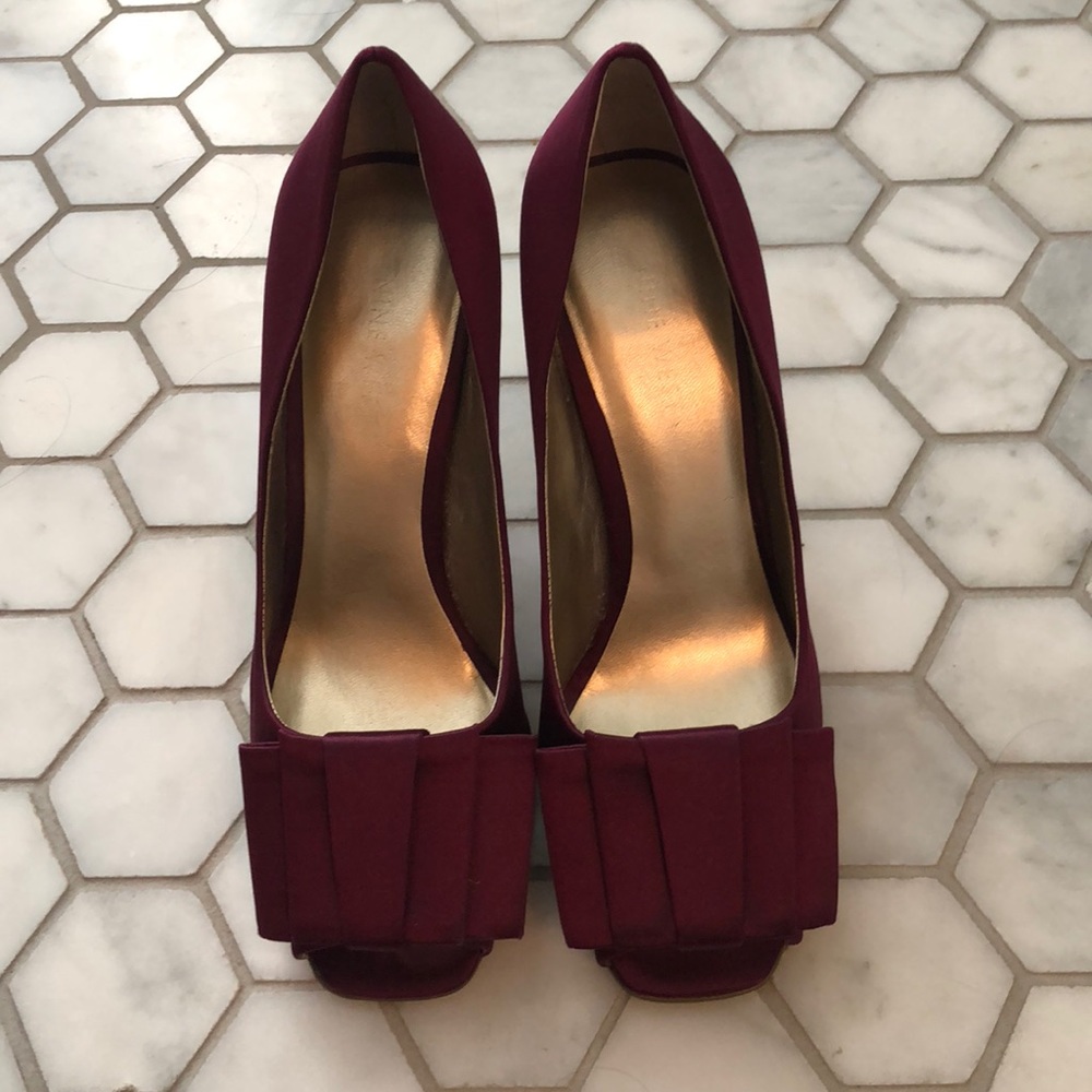 Nine West burgundy 6.5 satin peeptoe bow pumps